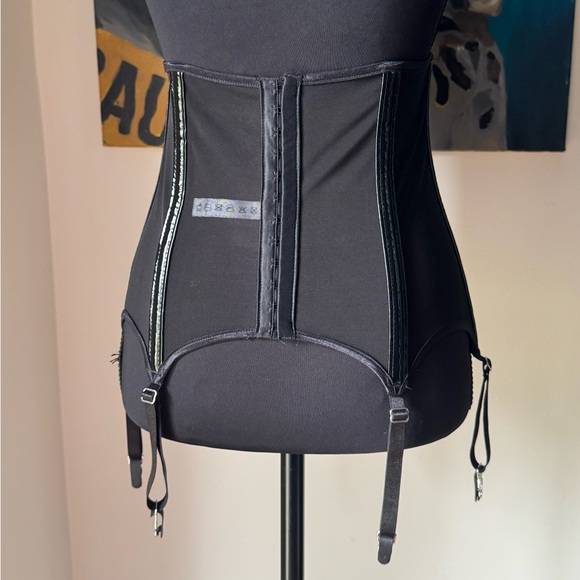 Edgy mesh corset - Picture 2 of 4